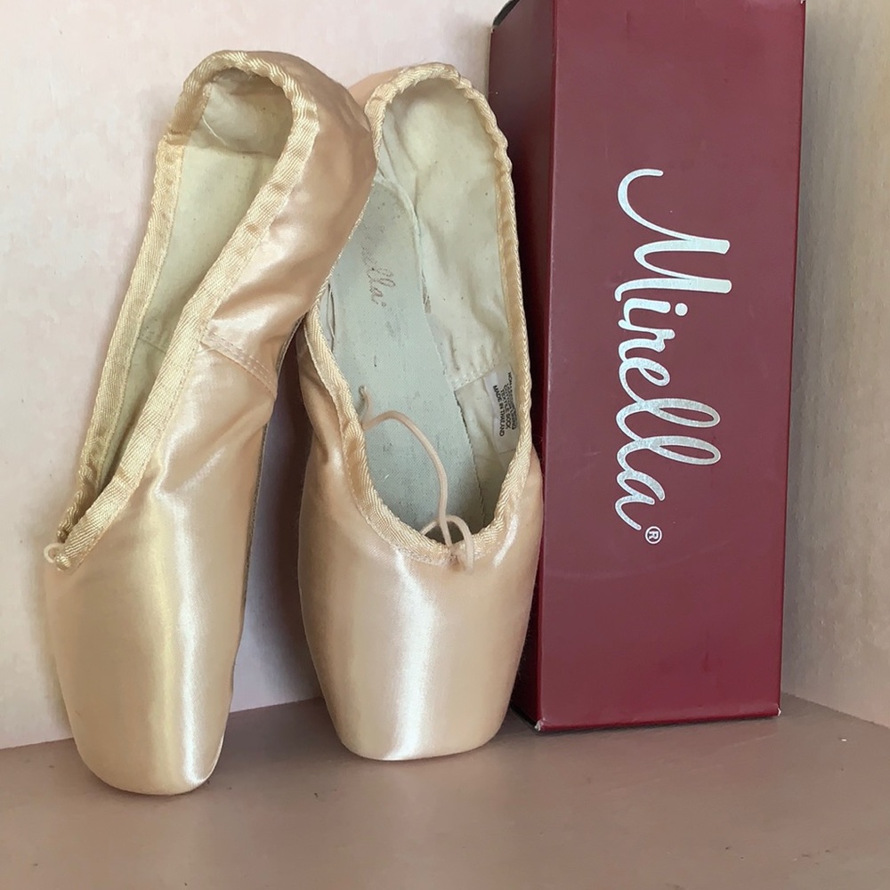 NWT pointe shoe by Mirella.